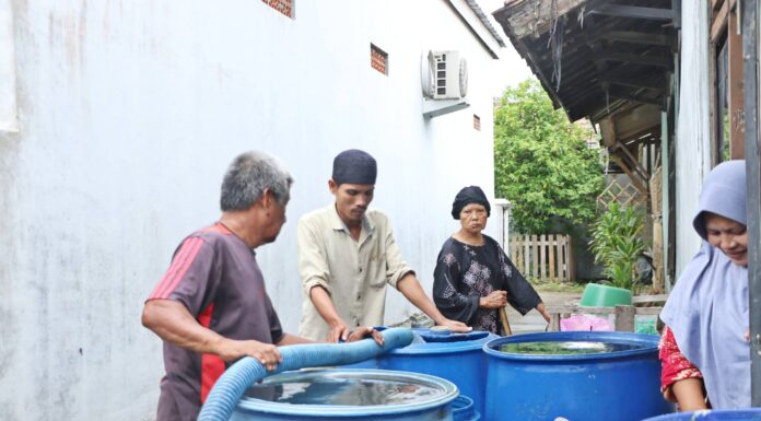 Perumda Tirta Albantani Berikan Bantuan Air Bersih