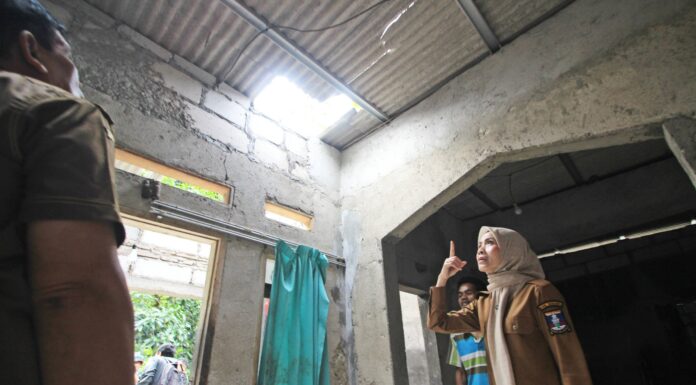 Korban Angin Puting Beliung Dapat Bantuan dari Bupati Serang Ratu Zakiyah