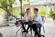 Di Tepian Coffee & Eatery, Ahmad Wayang dan Rahmat Heldy Berbagi Proses Kreatif Menulis