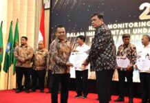 Dirut Bank Banten Dianugerahi Penghargaan Komisi Informasi