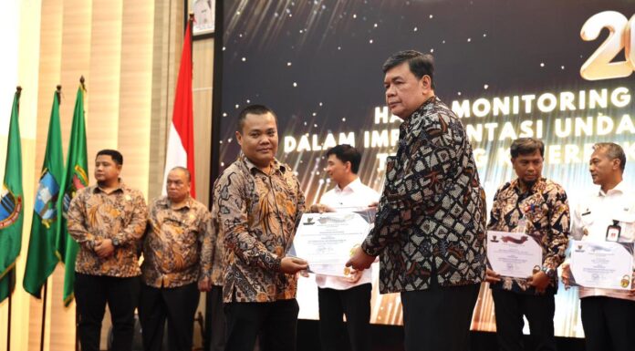 Dirut Bank Banten Dianugerahi Penghargaan Komisi Informasi