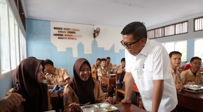 Gubernur Banten Andra Soni Pantau Program MBG di SMK PGRI 1 Kota Serang