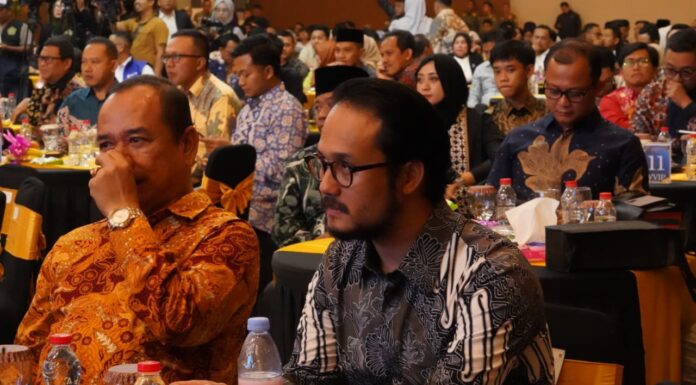 Fajar Hadi Prabowo Terima Penghargaan Kepala Daerah Inovatif dari Radar Banten Award 2025