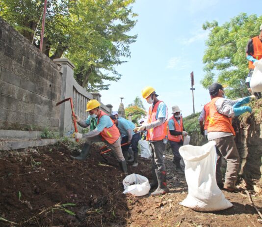 Musim Penghujan, DPUPR Bersih-Bersih Sungai Cikubang Pulo Ampel
