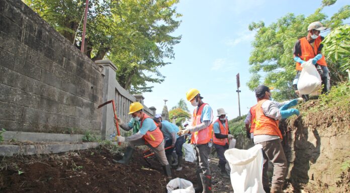 Musim Penghujan, DPUPR Bersih-Bersih Sungai Cikubang Pulo Ampel