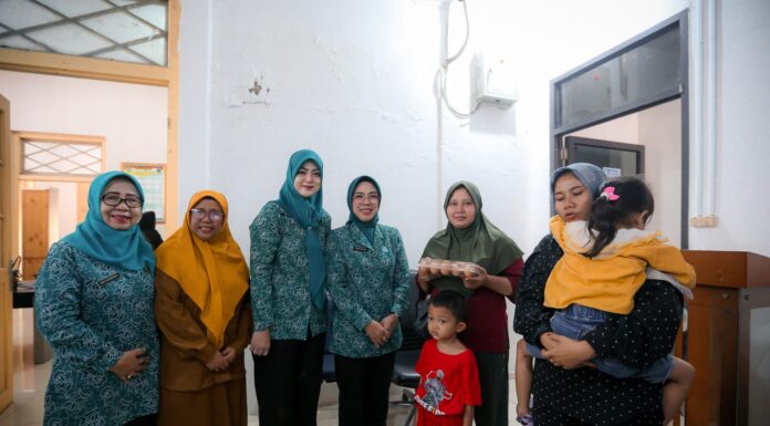 TP PKK Tinawati Andra Soni Salurkan Bantuan 28 Paket Makanan Tambahan