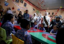 Kunjungi TK Negeri Tunas Merak, Tinawati Sampaikan Makan Bergizi Harus Ditopang Sanitasi Lingkungan Bersih