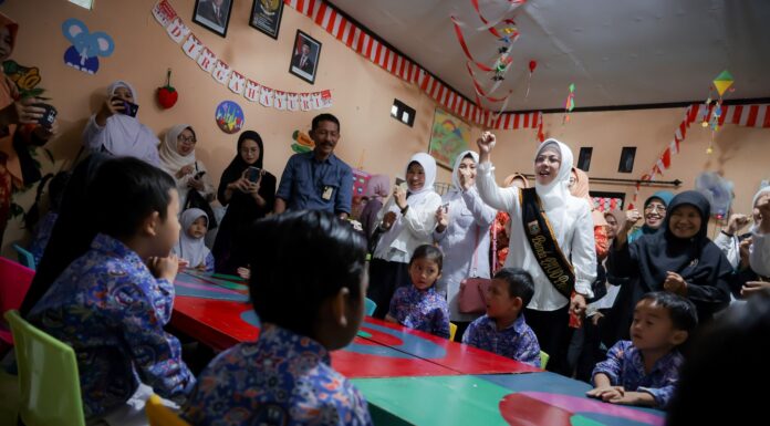 Kunjungi TK Negeri Tunas Merak, Tinawati Sampaikan Makan Bergizi Harus Ditopang Sanitasi Lingkungan Bersih