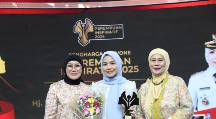 Ratu Zakiyah Terima Penghargaan Perempuan Inspiratif 2025 dari TVOne