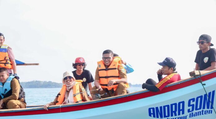 Gubernur Banten Andra Soni Serahkan Bantuan Kapal bagi Nelayan di Pandeglang
