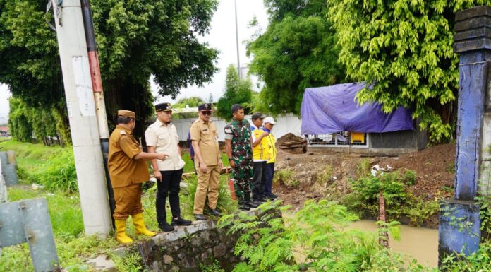Banjir di Ciwandan, Walikota Robinsar Langsung Tinjau Lokasi