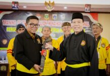 Sabuk Kehormatan Pendekar dari Satria Muda Indonesia Diberikan Kepada Gubernur Andra Soni