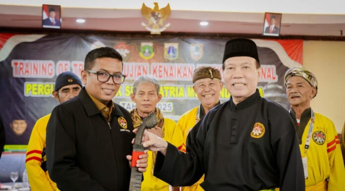 Sabuk Kehormatan Pendekar dari Satria Muda Indonesia Diberikan Kepada Gubernur Andra Soni