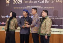 KPID Banten Serahkan Lifetime Achievement Award kepada Tokoh Perintis Dunia Penyiaran di Pandeglang