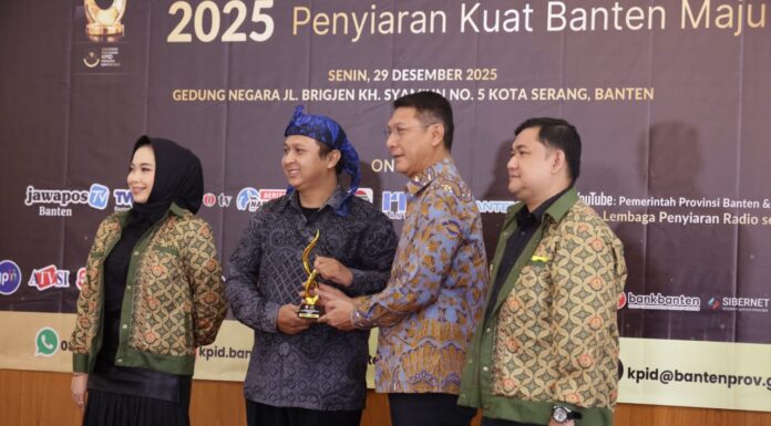 KPID Banten Serahkan Lifetime Achievement Award kepada Tokoh Perintis Dunia Penyiaran di Pandeglang