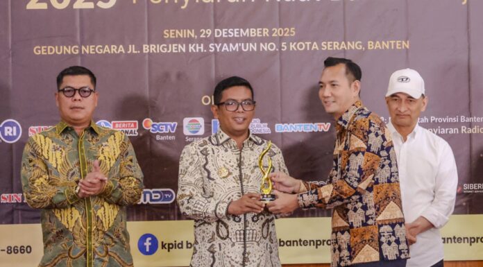 Gubernur dan Wagub Banten Terima Anugerah Tokoh Peduli Penyiaran dari KPID