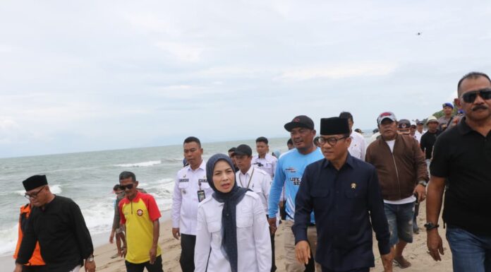 Mendes dan Bupati Ratu Zakiyah Kunjungi Pantai Anyer -Cinangka