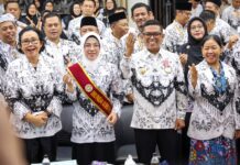 Dinilai Majukan Pendikan di Banten, Gubernur Andra Soni dan Tinawati Terima Penghargaan dari PB PGRI