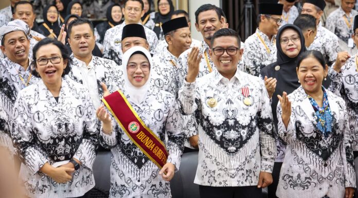 Dinilai Majukan Pendikan di Banten, Gubernur Andra Soni dan Tinawati Terima Penghargaan dari PB PGRI