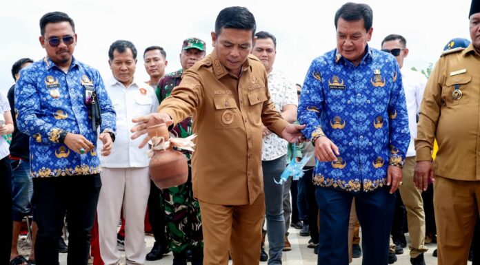 Gubernur Andra Soni Resmikan Jalan Poros Tiga Desa Lewat Program “Bang Andra” di Kecamatan Sindangjaya