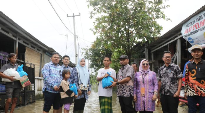Korban Banjir di Kibin Dapat Bantuan Sembako dari Diskominfo Kabupaten Serang