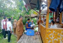 Intruksi Bupati, Camat Petir Beri Bantuan dan Tangani Kesehatan Sartini