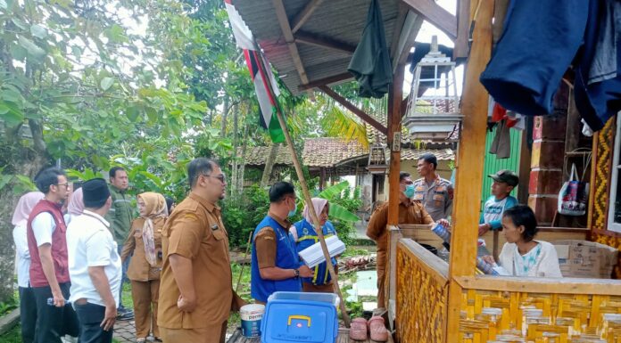 Intruksi Bupati, Camat Petir Beri Bantuan dan Tangani Kesehatan Sartini
