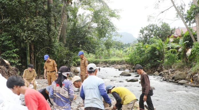 DPUPR Kabupaten Serang Bangun Bronjong di Sungai Cilehem