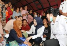 Kunjungi Korban Banjir di Carenang, Bupati Ratu Zakiyah Pastikan Tidak Ada Warga Kekurangan Makanan