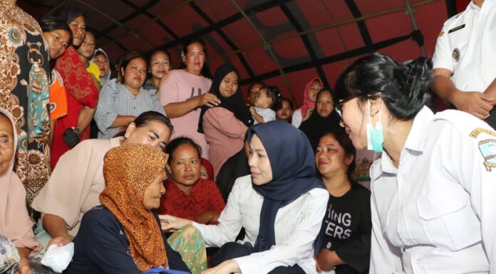 Kunjungi Korban Banjir di Carenang, Bupati Ratu Zakiyah Pastikan Tidak Ada Warga Kekurangan Makanan
