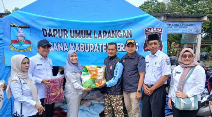 Ketua Fraksi PAN Desi Ferawati Kunjungi Dapur Umum di Carenang dan Tanara, Pastikan Logistik Aman