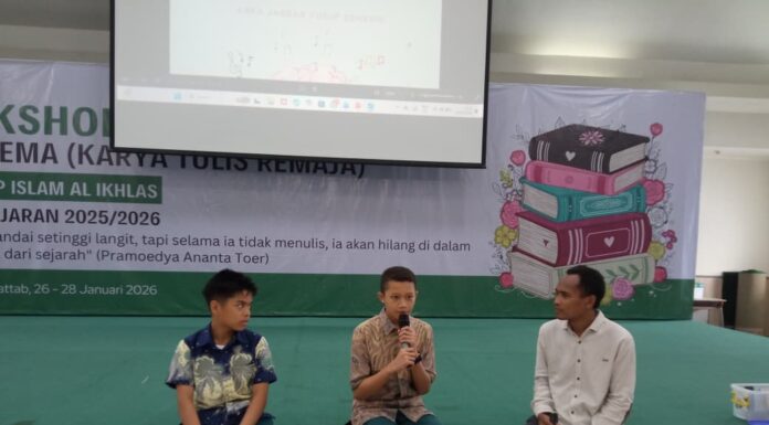 Ahmad Wayang Kupas Cara Menulis Cerpen di Acara Workshop Karturema SMP Al Ikhlas Jakarta Selatan