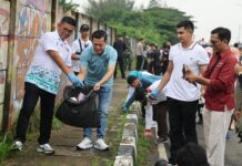 Gubernur Banten Bersih-Berish Sampah di Jalan Syekh Nawawi Al-Bantani