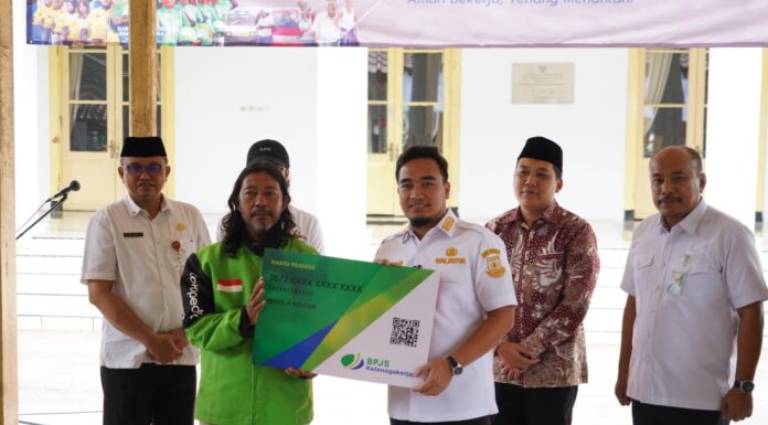 Pemkot Cilegon Beri Ratusan Pekerja Non Formal BPJS Ketenagakerjaan