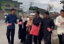 Paskibra Cikande Berbagi Takjil di Halaman Kantor Pemerintah Kecamatan