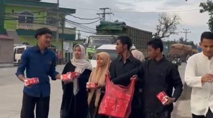 Paskibra Cikande Berbagi Takjil di Halaman Kantor Pemerintah Kecamatan