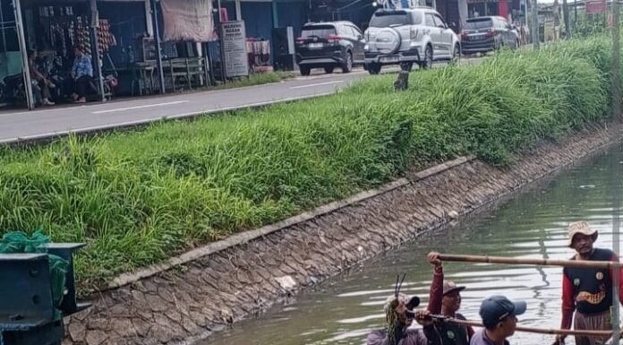 Pemkab Serang Bersih-Bersih Sampah di Kali Tirtayasa