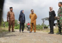 Tinjau Jalan Kemuning Rusak, Bupati Serang Ratu Zakiyah Minta DPUPR Segera Dibangun
