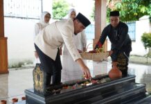 HUT ke-27 Kota Cilegon, Robinsar Lakukan Ziarah ke Makam Tb Aat Syafaat