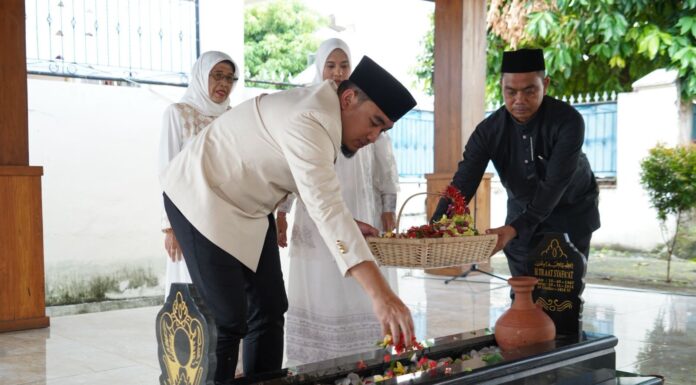 HUT ke-27 Kota Cilegon, Robinsar Lakukan Ziarah ke Makam Tb Aat Syafaat