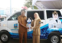 Alihkan Anggaran Mobil Dinas, Bupati Serang Salurkan 5 Mobil Ambulans Desa