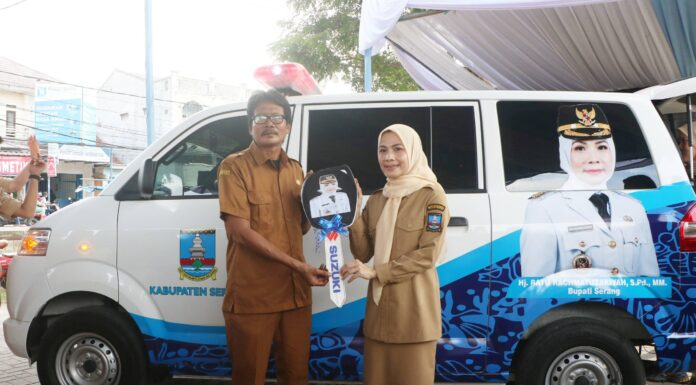 Alihkan Anggaran Mobil Dinas, Bupati Serang Salurkan 5 Mobil Ambulans Desa