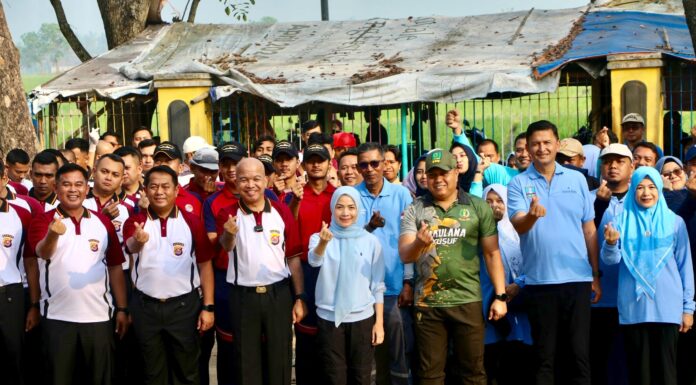 Jumat Bersih di Danau Tasikardi, Bupati Zakiyah Ajak Warga Peduli Lingkungan