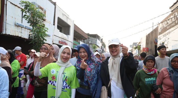 Rina Dewiyanti Hadiri Radar Banten Fun Walk di Royal Baroe