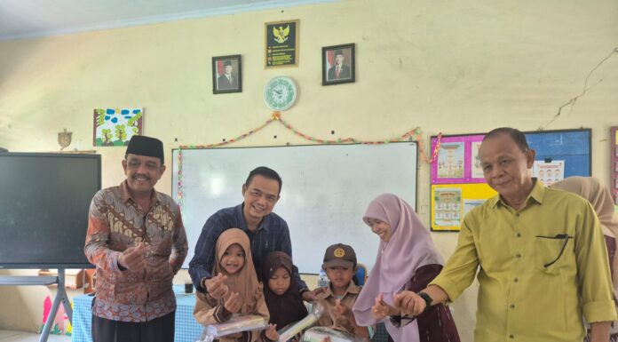 Bantu Ringankan Beban Orang Tua, Dindikbud Serang Distribusikan Ratusan Paket Alat Tulis
