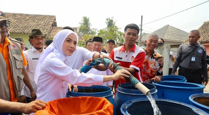 Darurat Kekeringan Akibat El Nino, Bupati Serang Ratu Zakiyah Salurkan Air Bersih dan Bantuan Pangan