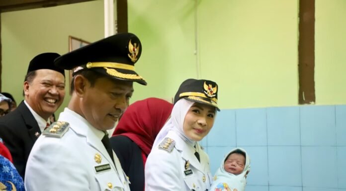 Lahir di HUT ke-81 RI, Bupati Serang Beri Nama Bayi Warga Kramatwatu Rachma Agustina