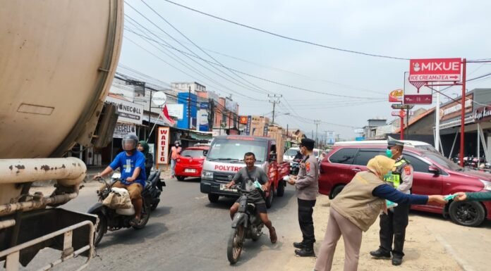 Dampak Erupsi GAK, Dinkes Kabupaten Serang Bagikan Masker di Kecamatan Anyer dan Cinangka