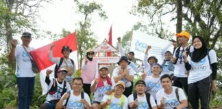 Bendera 500 Tahun Kabupaten Serang Dikibarkan di Puncak Gunung Prakasak Ciomas