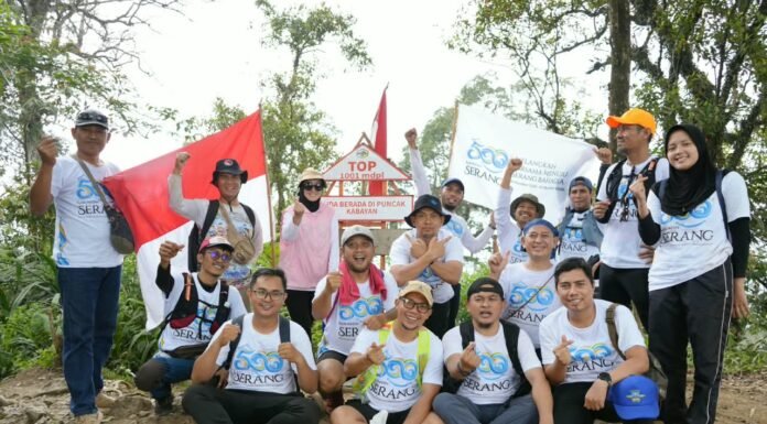 Bendera 500 Tahun Kabupaten Serang Dikibarkan di Puncak Gunung Prakasak Ciomas